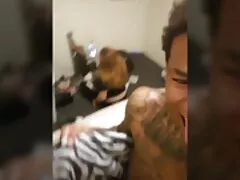 การเป็นกรรมการนักเรียน masturbates บนบันไดแทรกไม่กี่นิ้วอยู่ในของเธอและ masturbates จิ๋มของเธอ ดู วีดีโอ เอก